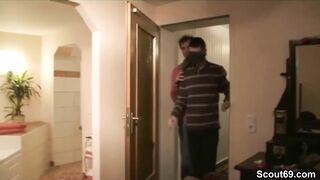 18yr alter Jungspund bekommt ersten Fick von 2 MILFs 1