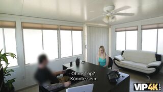 VIP4K. Kreditsachbearbeiter dringt inside enge Muschi ein und gibt Mädchen einen Kredit