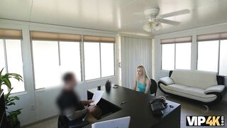 VIP4K. Kreditsachbearbeiter dringt inside enge Muschi ein und gibt Mädchen einen Kredit