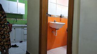 Mi madrastra entra al baño por error y me encuentra masturbando