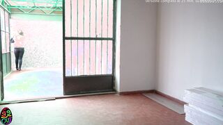 Il piastrellista TIRA FUORI IL CAZZO davanti a me e finisco per squirtarci sopra! DIALOGHI ITA