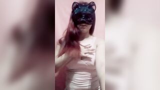 Quitándome el vestido, me ayudas?