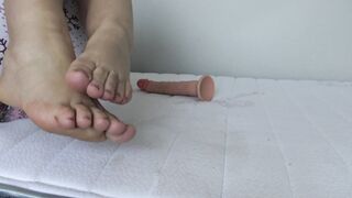 Real Amateur Arab Cougar Showing Toes And Masturbating Squirt Snatch