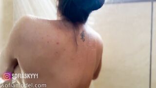 Masturbating inside the shower with Hottie water