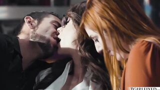 TS Casey Kisses enjoys threesome session