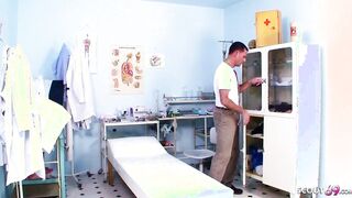 Nymphomaniac mom seduce Gynecologist to Screwed into Doctors Office