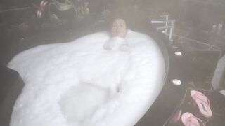 THE EROTIC mom HOT COMES OUT OF THE SAUNA VERY