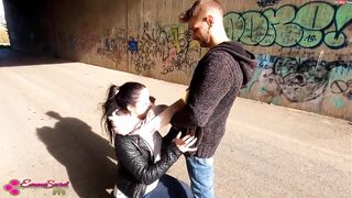 Emma Outdoor beim Blowjob