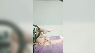 Kinky women masturbates into front of the mirror and reaches orgasm