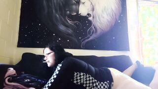 Smoking gothic skank humping pillows til orgasm