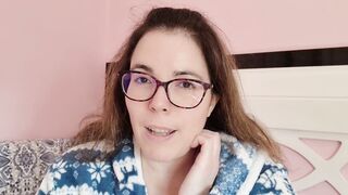 Chupando tetas y pezones. Madre loca enamorada se chupa las tetas y los pezoncitos - Evita Camila