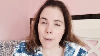 Chupando tetas y pezones. Madre loca enamorada se chupa las tetas y los pezoncitos - Evita Camila