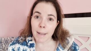 Chupando tetas y pezones. Madre loca enamorada se chupa las tetas y los pezoncitos - Evita Camila