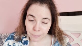 Chupando tetas y pezones. Madre loca enamorada se chupa las tetas y los pezoncitos - Evita Camila