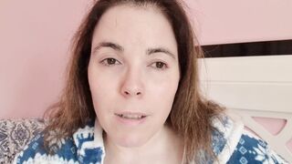 Chupando tetas y pezones. Madre loca enamorada se chupa las tetas y los pezoncitos - Evita Camila