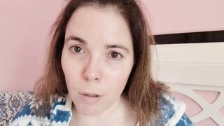 Chupando tetas y pezones. Madre loca enamorada se chupa las tetas y los pezoncitos - Evita Camila