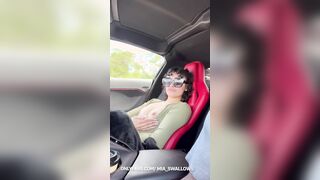 SHE WANTS TO GIVES ROAD ORAL SEX