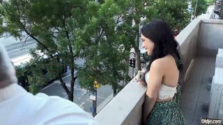 Young twat gets screwed by mature penis and she riding