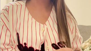 Let me help you cum while i’m into my living room