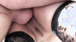 Good Milf loves taking it into the butt