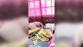 Jovencita despierta a su primo para coger 