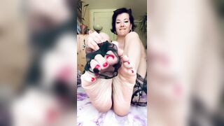 Beauty mom teases you with nylon sock removal