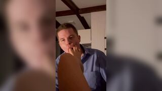 Facet pilnie obsługuje blond ideał