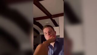 Facet pilnie obsługuje blond ideał