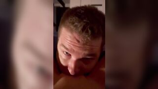 Facet pilnie obsługuje blond ideał