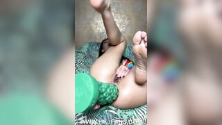 Hotkinkyjo nailed her butt with long green vibrator from sinnovator, anal gape & prolapse for her fans