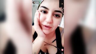 Elif Uygulamada Soyunuyor