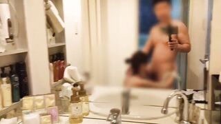 【素人SEX】久し振りのラブホにテンション爆上がり♡スタイル抜群の彼女を入浴前の洗面台でぐちょぐちょに犯してみた♪エロい尻をスパンキングしたら喘ぎ声と愛液垂れたマンコが最高にエロ杉田ｗｗ/変態素人夫婦