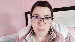 Es su primera vez jovencita Evita Camila virgen y quiere un semental para perder la virginidad