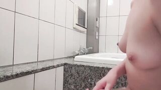 【精子かき出し・大量潮吹き】中出し精子を手マンでかき出そうとしたら違うものが出てきちゃった♡素人撮影/変態カップル/超かわいい年下彼女/スタイル抜群/中出し/美脚/美尻/M字開脚/パイパン/連続アクメ