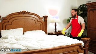 Reality Junkies - Freaky Housewife Artemisia Love Appears Nude Into Front Of Her Hot Maid & Wants Sex