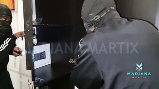 Mariana Martix offer her precious diamond between her legs to a pro thief from the United States. bbc