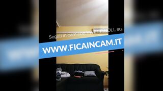 Prima di andare a dormire la 18enne si sgrilletta la fica