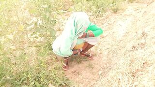सरसो के खेत मे पकड़ के चोद दिया कमिने ने