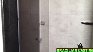 ALINE CHAVEIRINHO Young bae has a problem into the shower, decides to call the plumber and ends up paying and giving the booty to the dotated ebony plumber NEGRO TOP DELICA