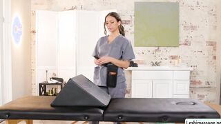 Masseuse lets client use her new bolster