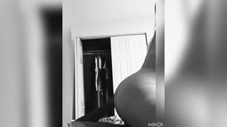 Hermosa mujer tetona le da el culo a su macho como una perra