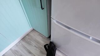 Сантехник прочистил трубы жопастой шлюшке что теперь потекла она
