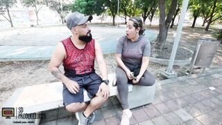 Me encuentro en el parque a una compañera y la invito a mi casa - Porno en Español