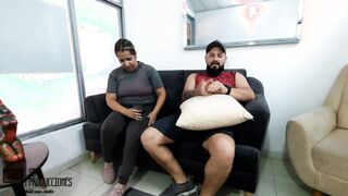 Me encuentro en el parque a una compañera y la invito a mi casa - Porno en Español