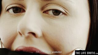 A gag into her mouth and her finger bang inside her cunt as she orgasms
