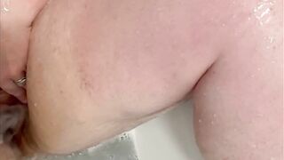 Curvy fiance stimulate clitoris with shower tap & Vibrator