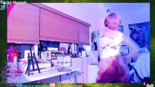 ohhi i'm live for a bit ^-^ chill dancey stream and working on the new update!!