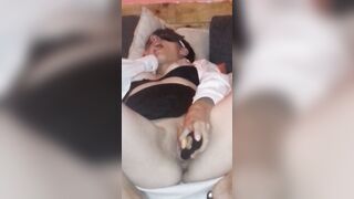 Moglie infedele si masturba per l'amico del marito