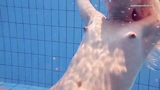 Elena Proklova spreading legs underwater