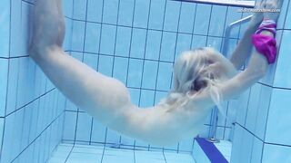 Elena Proklova spreading legs underwater